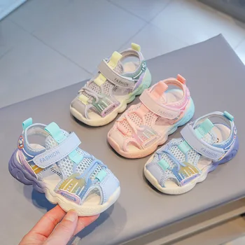 2023 Детские сандалии Лето Новая пляжная обувь для мальчиков Дышащая сетчатая обувь Пакет Голова Обувь для девочек Детская обувь с мягким дном